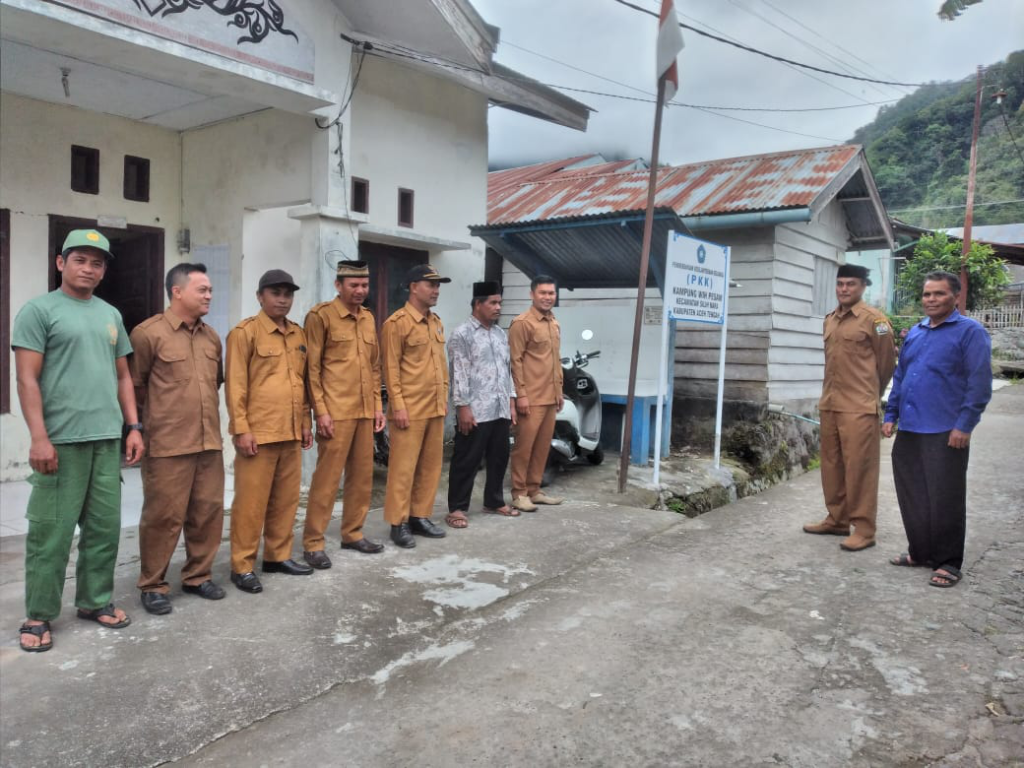 Apel Senin Merupakan Kegiatan rutin Aparatur Desa Wih Pesam Kecamatan Sili Nara